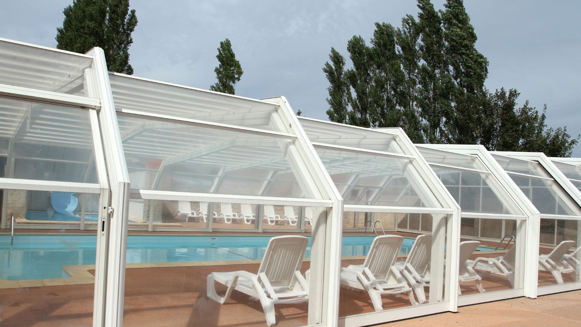 Pool enclosure washing (4)